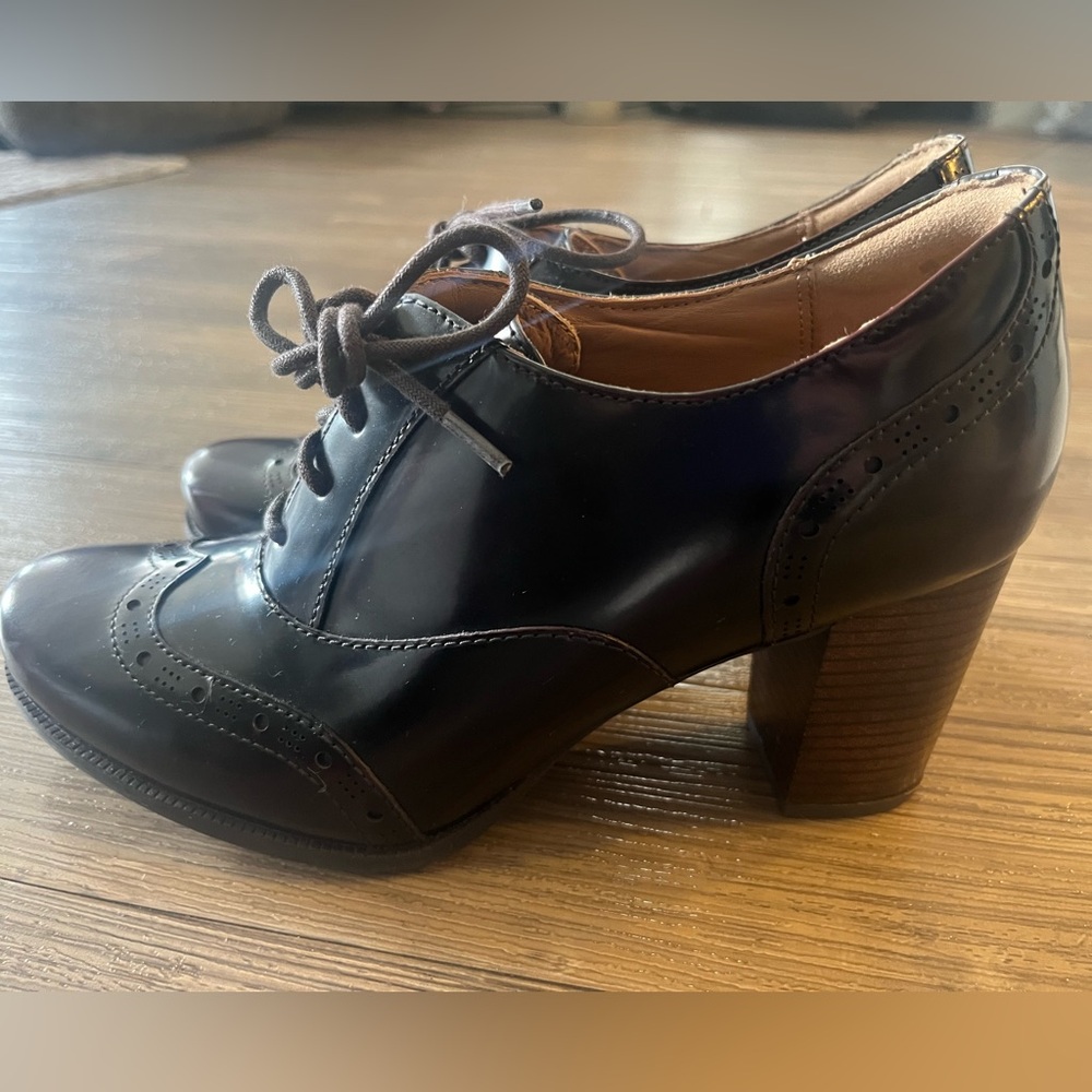 (Clarks) NWOT Ciera Brine booties in Burgundy leather